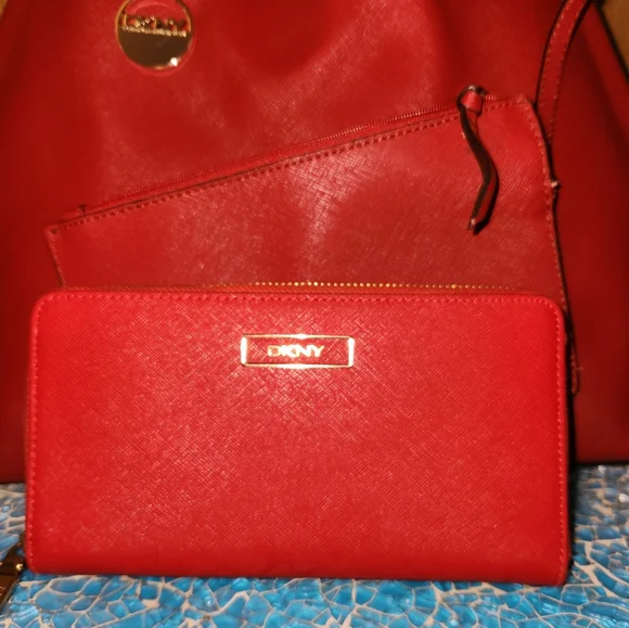 DKNY Magenta Saffiano Leather Large Side Zipper Tote and matching wallet - Picture 6 of 12